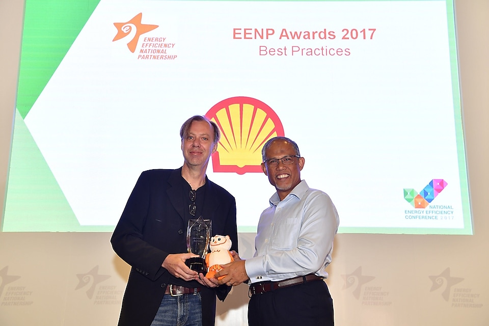 Shell Jurong Island Process Technology Manager Mr Peter Boons receiving the award from Minister for the Environment and Water Resources Mr Masagos Zulkifli.