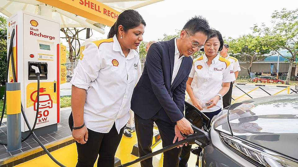 Ms Aarti Nagarajan (General Manager, Shell Retail Singapore), Mr Chng Kai Fong (Managing Director, Economic Development Board) and Ms Aw Kah Peng (Chairman, Shell Companies in Singapore) launched Shell’s first EV charger, Shell Recharge, in Singapore.