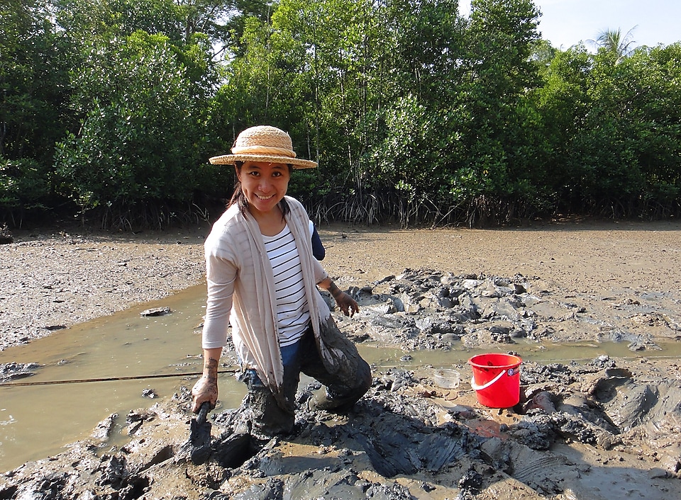 A Shell volunteer participating in the Marine Biodiversity Survey Programme.